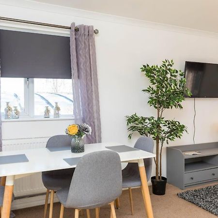 19A The Broadwalk - Cozy 1Br In The Heart Of Crawley Near Gatwick Airport Great For Contractors And Flight Crew Students Villa Kültér fotó