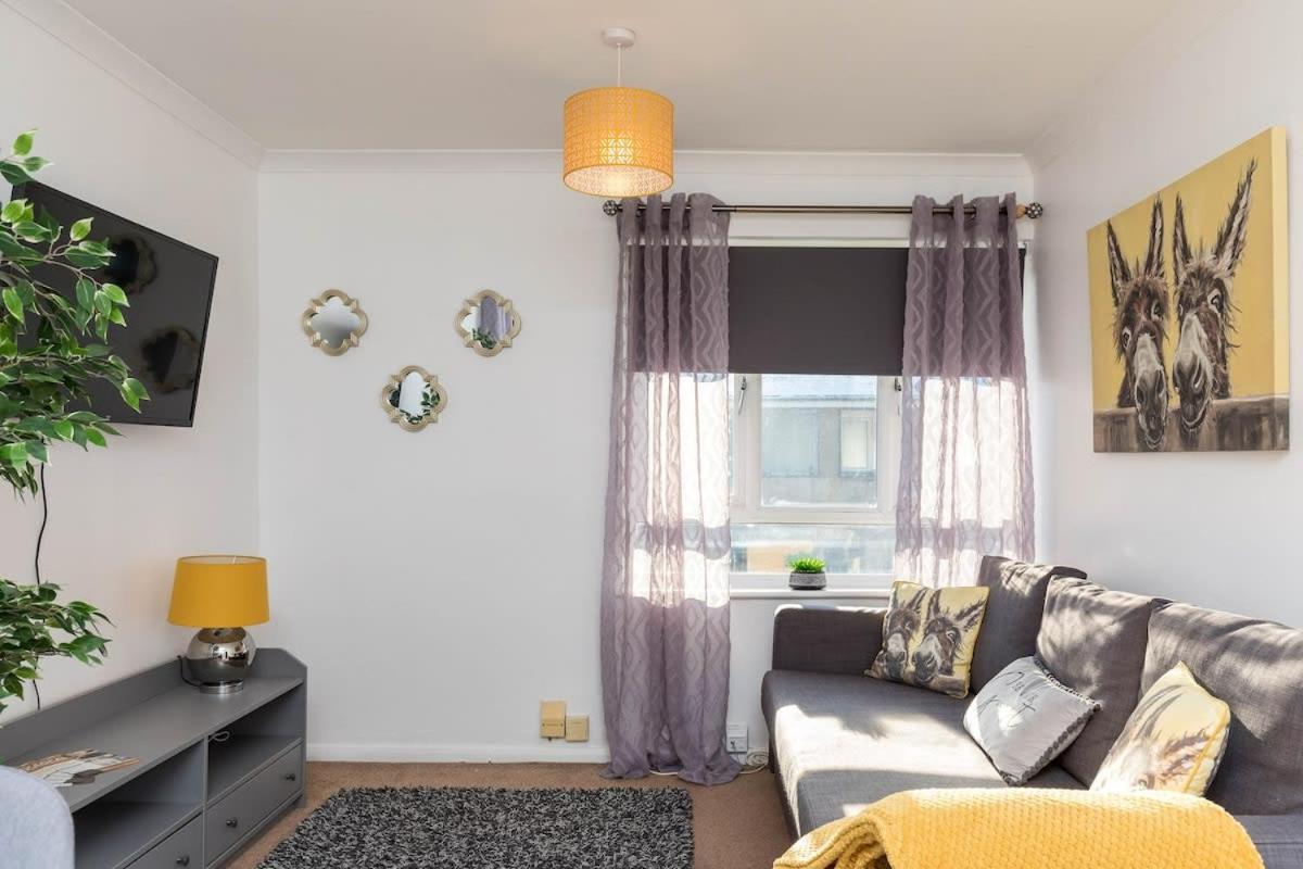 19A The Broadwalk - Cozy 1Br In The Heart Of Crawley Near Gatwick Airport Great For Contractors And Flight Crew Students Villa Kültér fotó