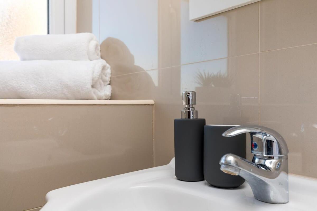 19A The Broadwalk - Cozy 1Br In The Heart Of Crawley Near Gatwick Airport Great For Contractors And Flight Crew Students Villa Kültér fotó