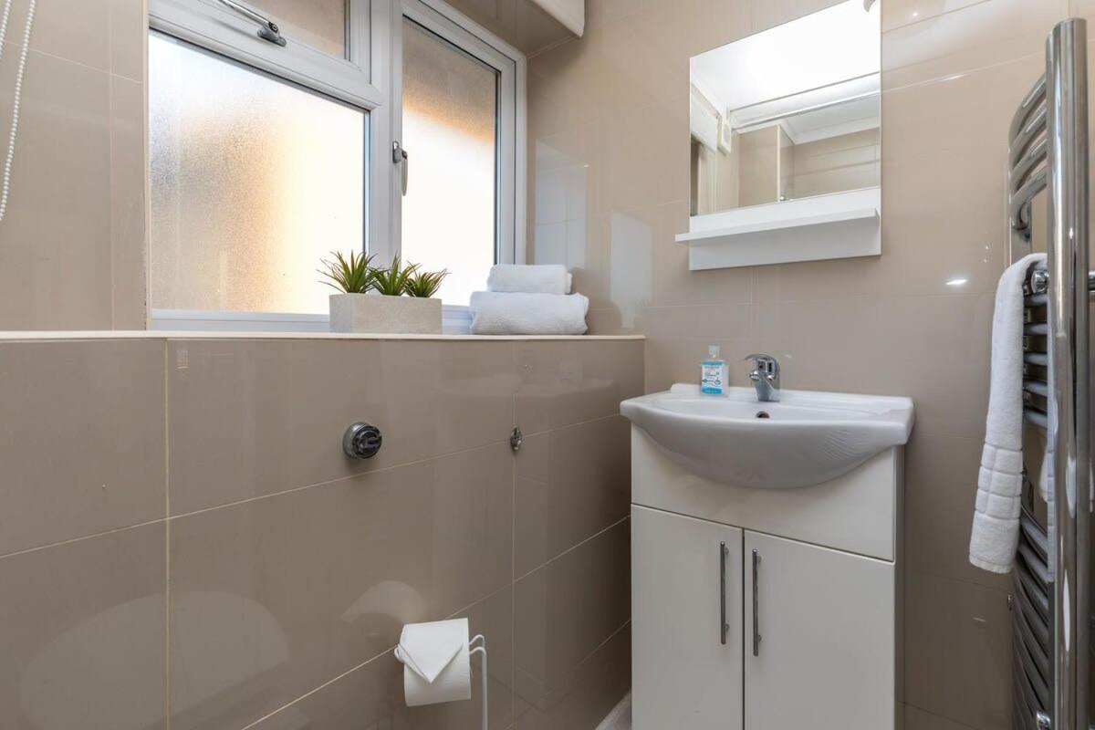 19A The Broadwalk - Cozy 1Br In The Heart Of Crawley Near Gatwick Airport Great For Contractors And Flight Crew Students Villa Kültér fotó