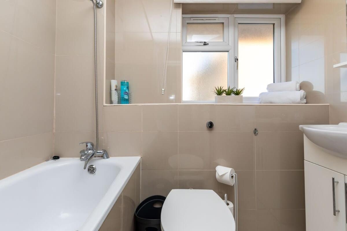 19A The Broadwalk - Cozy 1Br In The Heart Of Crawley Near Gatwick Airport Great For Contractors And Flight Crew Students Villa Kültér fotó