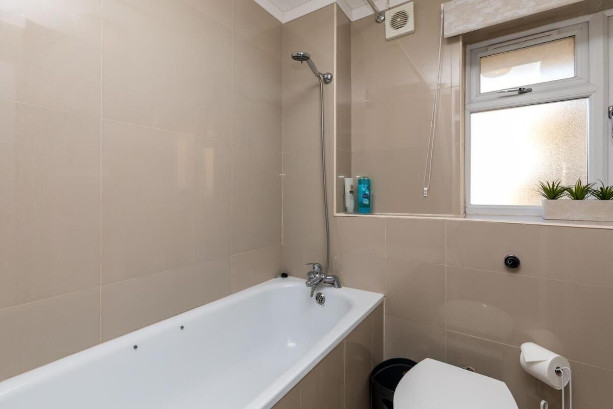 19A The Broadwalk - Cozy 1Br In The Heart Of Crawley Near Gatwick Airport Great For Contractors And Flight Crew Students Villa Kültér fotó