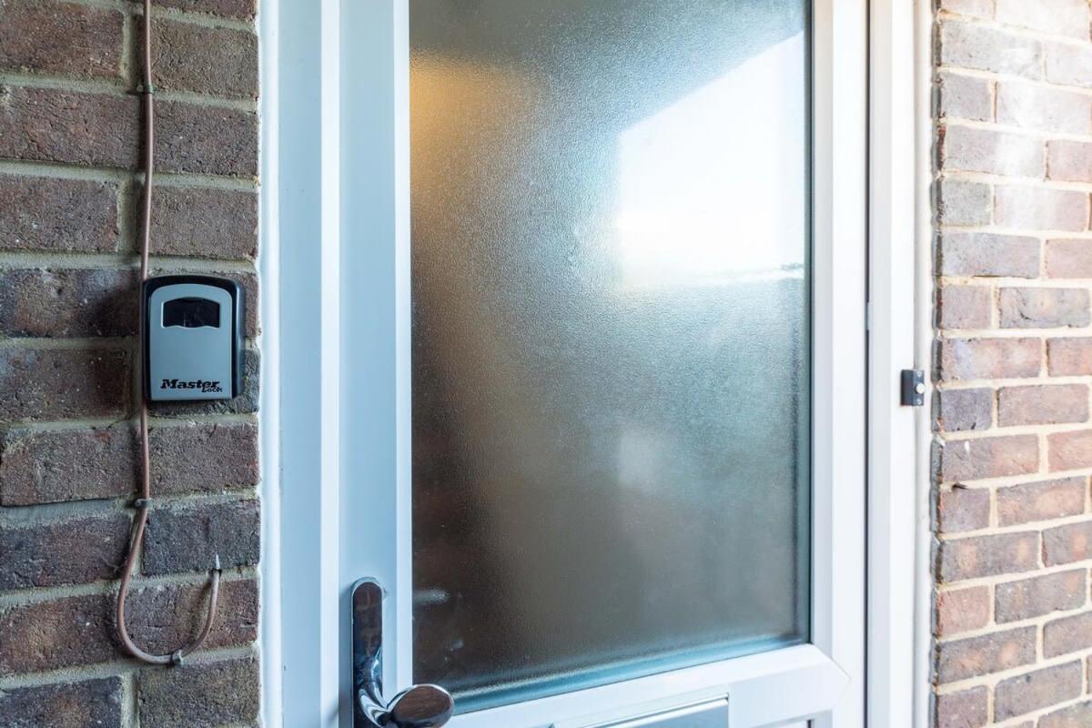 19A The Broadwalk - Cozy 1Br In The Heart Of Crawley Near Gatwick Airport Great For Contractors And Flight Crew Students Villa Kültér fotó