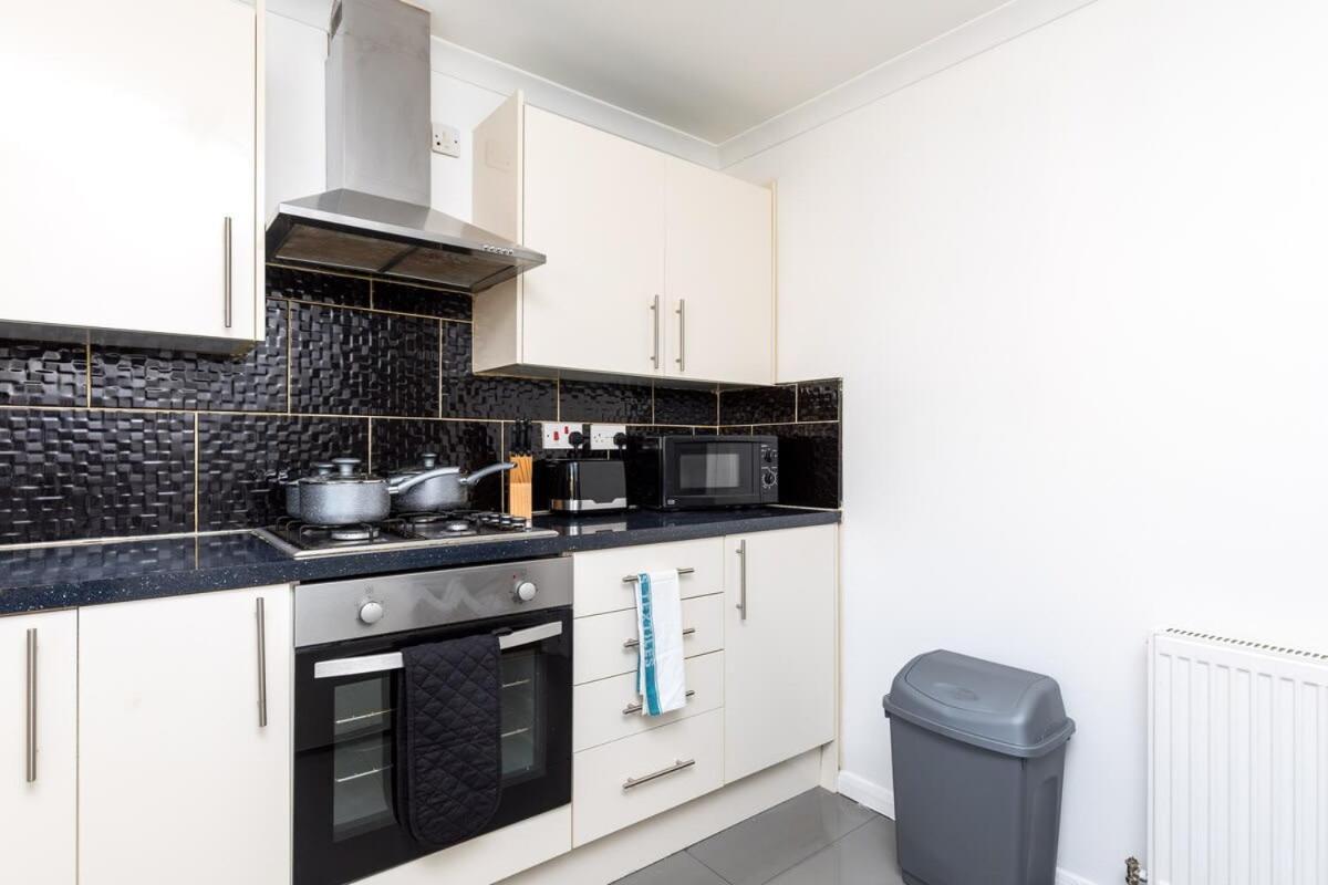 19A The Broadwalk - Cozy 1Br In The Heart Of Crawley Near Gatwick Airport Great For Contractors And Flight Crew Students Villa Kültér fotó