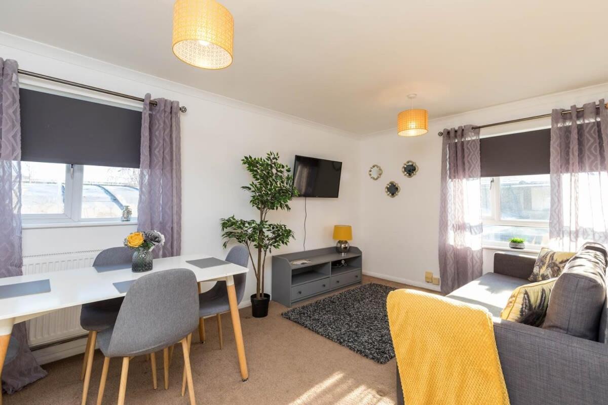 19A The Broadwalk - Cozy 1Br In The Heart Of Crawley Near Gatwick Airport Great For Contractors And Flight Crew Students Villa Kültér fotó