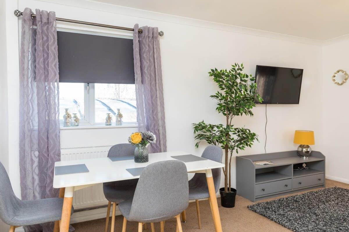 19A The Broadwalk - Cozy 1Br In The Heart Of Crawley Near Gatwick Airport Great For Contractors And Flight Crew Students Villa Kültér fotó