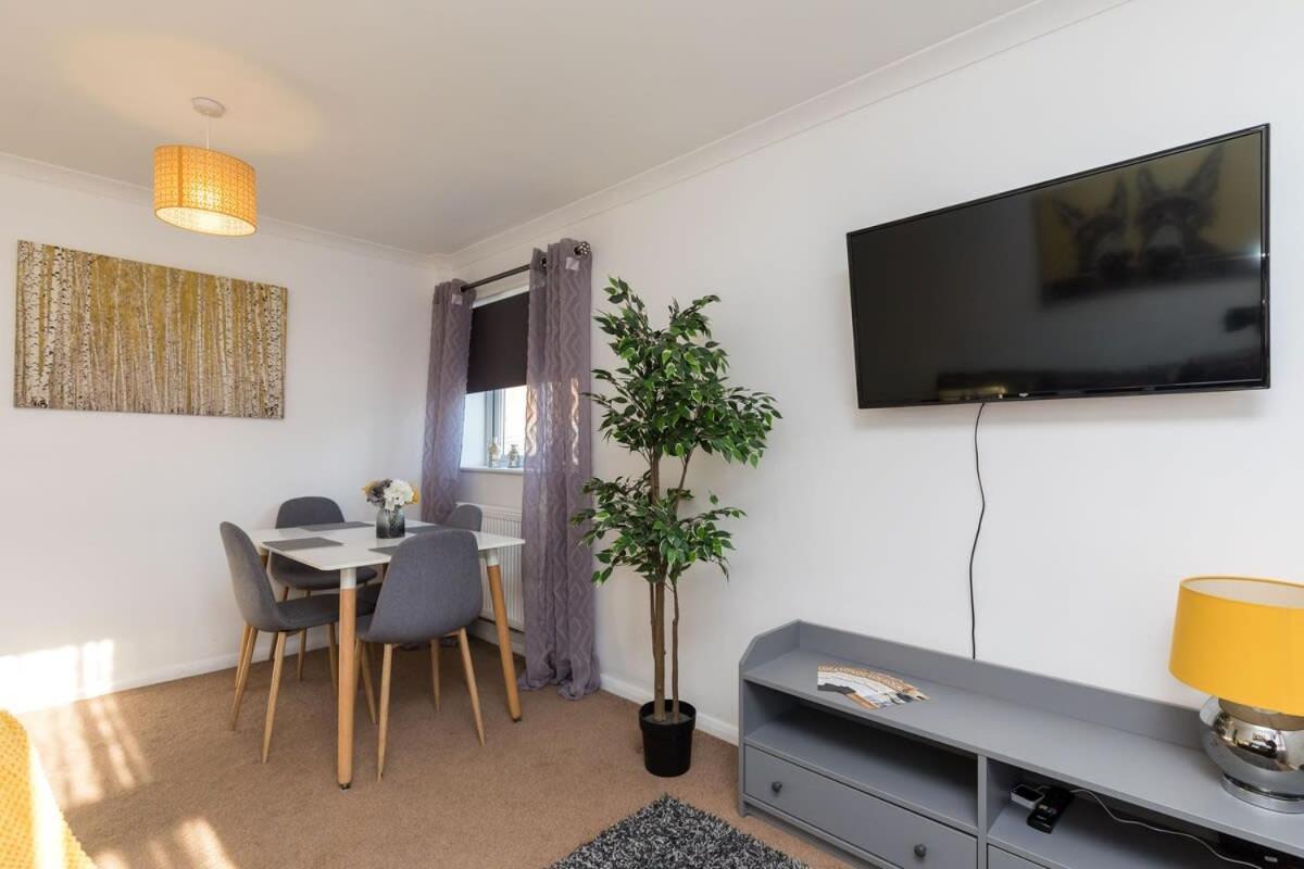 19A The Broadwalk - Cozy 1Br In The Heart Of Crawley Near Gatwick Airport Great For Contractors And Flight Crew Students Villa Kültér fotó