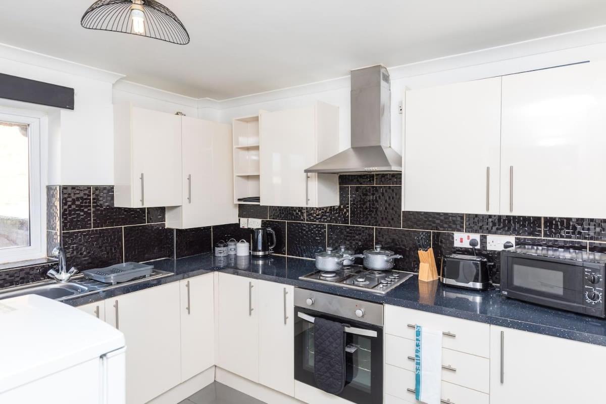 19A The Broadwalk - Cozy 1Br In The Heart Of Crawley Near Gatwick Airport Great For Contractors And Flight Crew Students Villa Kültér fotó