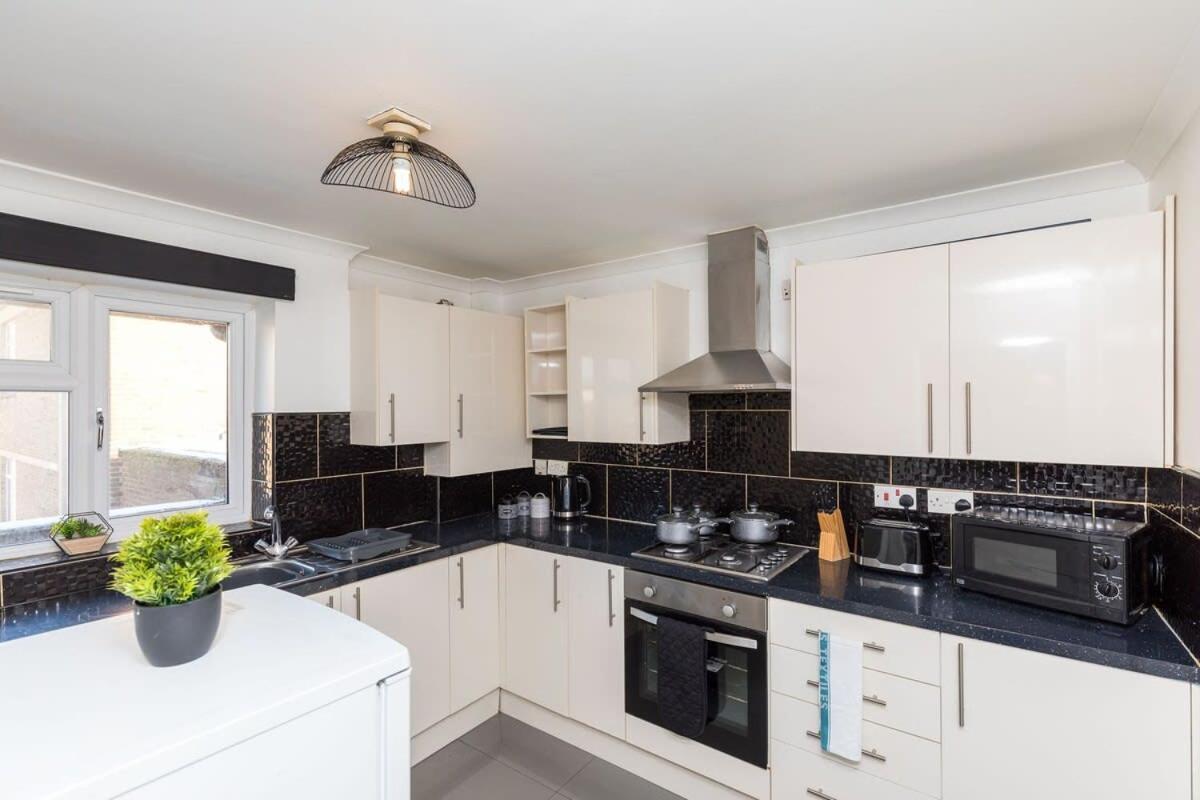 19A The Broadwalk - Cozy 1Br In The Heart Of Crawley Near Gatwick Airport Great For Contractors And Flight Crew Students Villa Kültér fotó